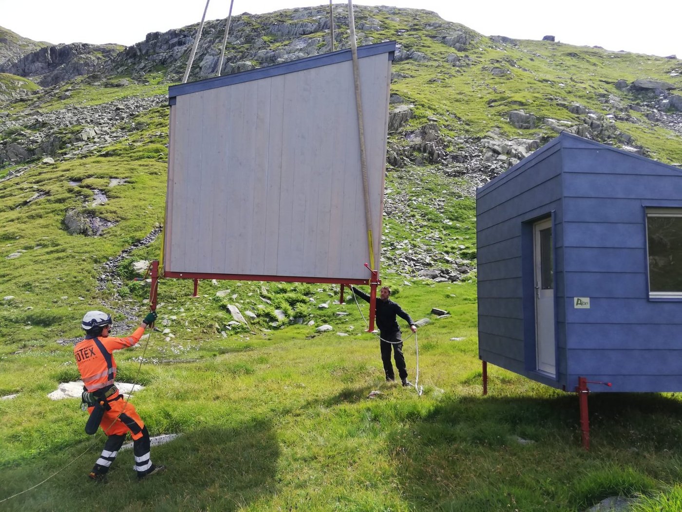 Die Alpunterkunft Lana wird auf der Alp Guspis-St. Annaberg im Hospental UR aufgestellt. (zvg/Sven Stutz) 
