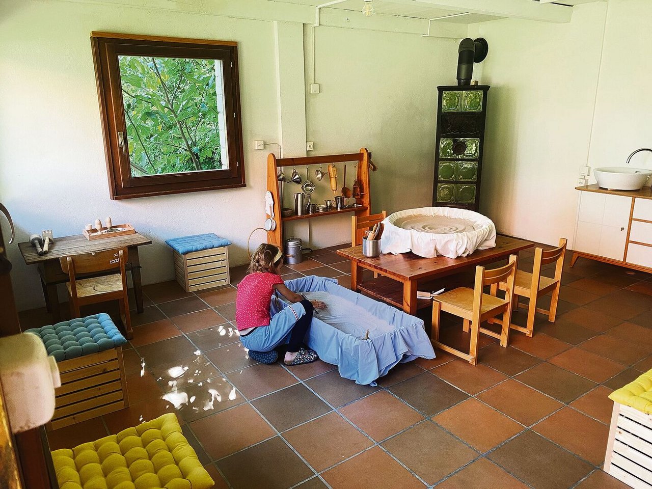 Im Sandspielraum können Kinder frei spielen und die Eltern bewusst Zeit mit ihnen verbringen.