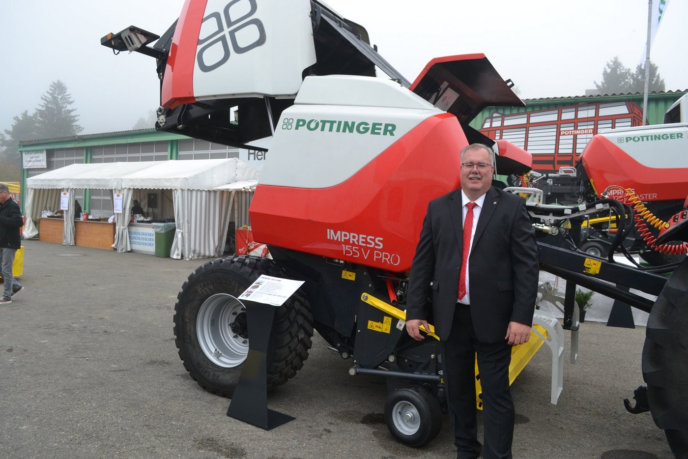 Hanspeter Hitz von Pöttinger zeigt stolz ihre neue Rundballenpresse. Diese wurde neu ins Sortiment aufgenommen. (Bild Peter Fankhauser)