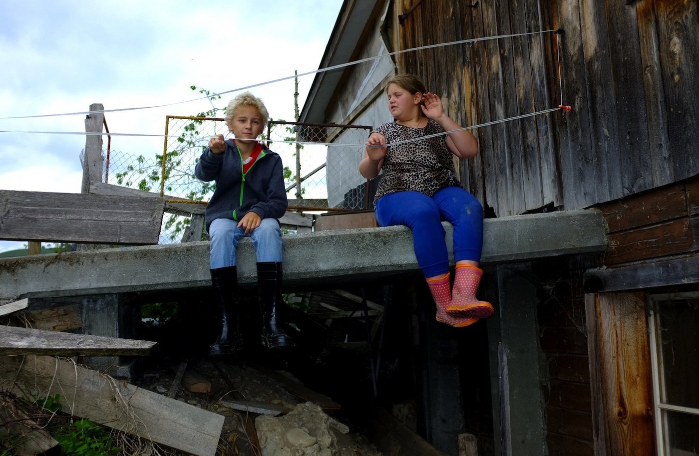 Bauerntochter Laura Röösli kann mit Landdienstjunge Thom Straumann die Faszination für die Änzilochsage teilen. (Bilder zVg)