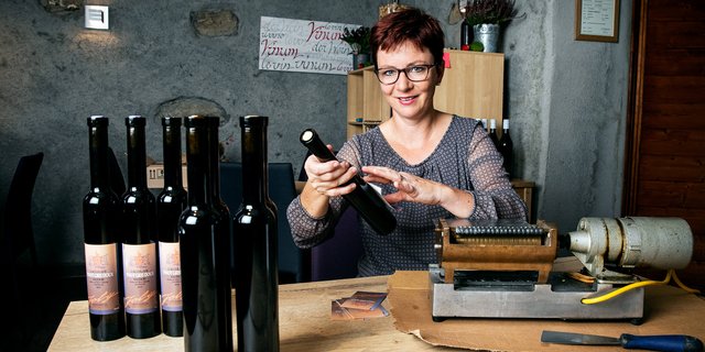 Landfrauenküche 2019 - Aurélia Joly Foto-Shooting mit Ihren Weinen (Bild: SRF/Ueli Christoffel)