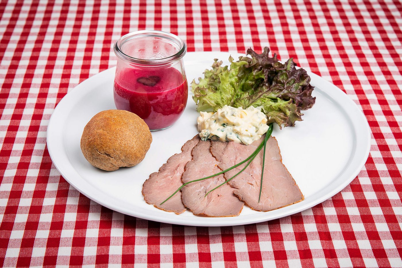 Randensuppe mit Roastbeef und einem 5-Kornbrötli. (Bild SRF/ Ueli Christoffel)