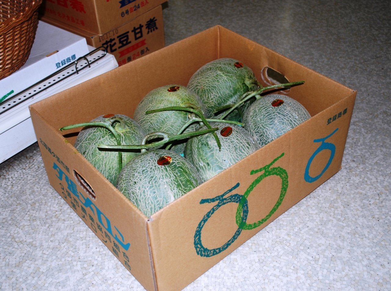 Drei Paar Yubari King Melonen für den Transport verpackt. (Bild Captain76)