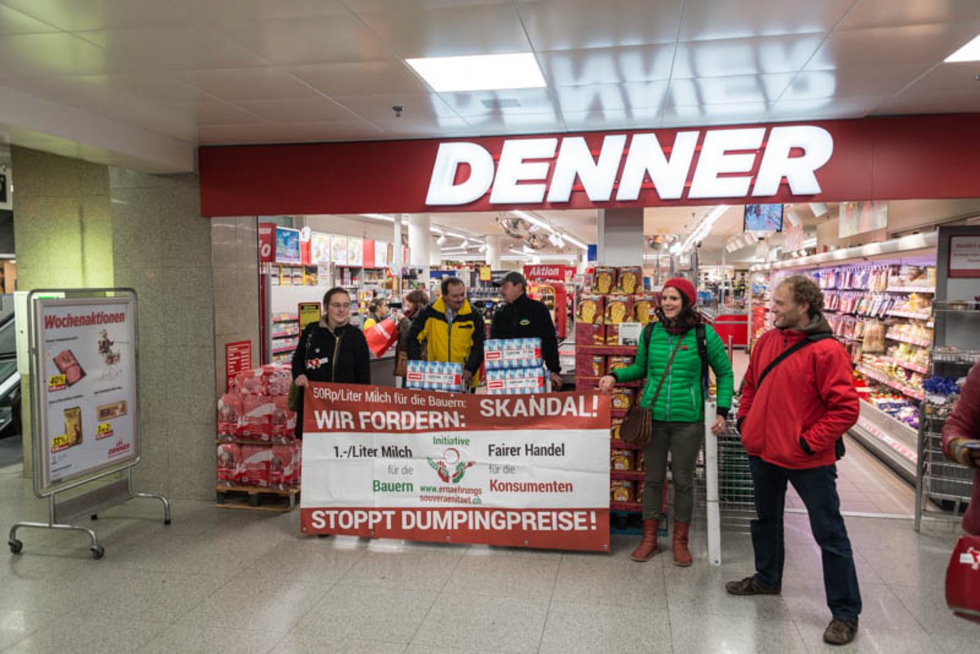 Die Aktion endete im Denner: Uniterre protestiert gegen die Tiefpreispolitik von Denner.