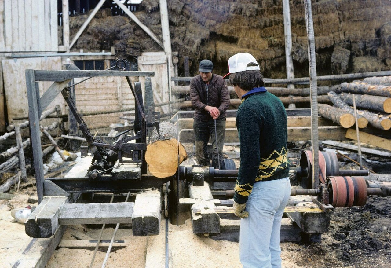 Dad an der Säge im Jahr 1978. Später kaufte er eine eigene, mit der er Bauholz für einen neuen Stall und einen Schopf sägte.