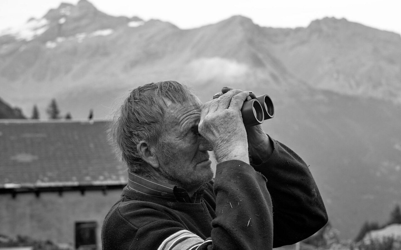 Mein Freund Sepp in Rossbodustaful, der auf den gegenüberliegenden Gletscher starrt, so wie er es als Kind tat.