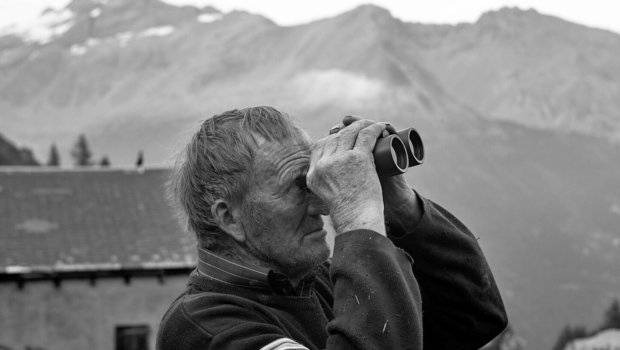 Mein Freund Sepp in Rossbodustaful, der auf den gegenüberliegenden Gletscher starrt, so wie er es als Kind tat.