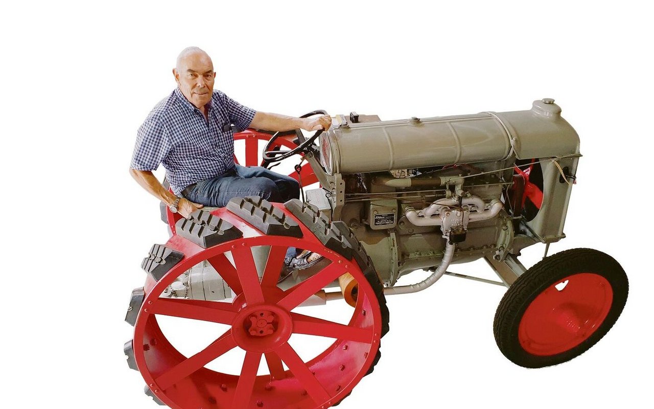 Prachtstück: Paul Müri, Jahrgang 1945, mit seinem Fordson-Traktor, Jahrgang 1927.