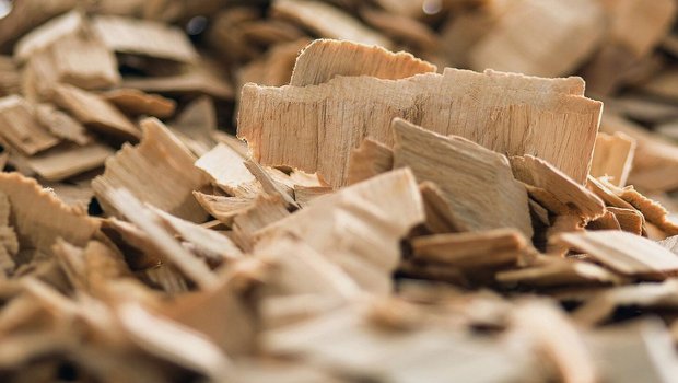 Aus Holz wird Zellst Aus Holz wird Zellstoff gewonnen. Daraus werden heute in geschlossenen Kreisläufen verschiedene Textilfasern hergestellt wie zum Beispiel Tencel, Modal oder Viskose.