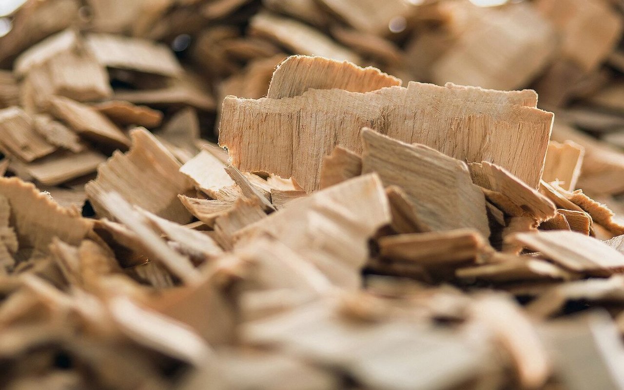 Aus Holz wird Zellstoff gewonnen. Daraus werden heute in geschlossenen Kreisläufen verschiedene Textilfasern hergestellt wie zum Beispiel Tencel, Modal oder Viskose.