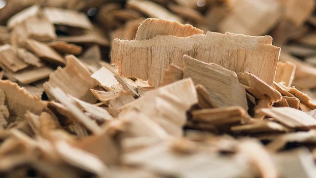 Aus Holz wird Zellstoff gewonnen. Daraus werden heute in geschlossenen Kreisläufen verschiedene Textilfasern hergestellt wie zum Beispiel Tencel, Modal oder Viskose.