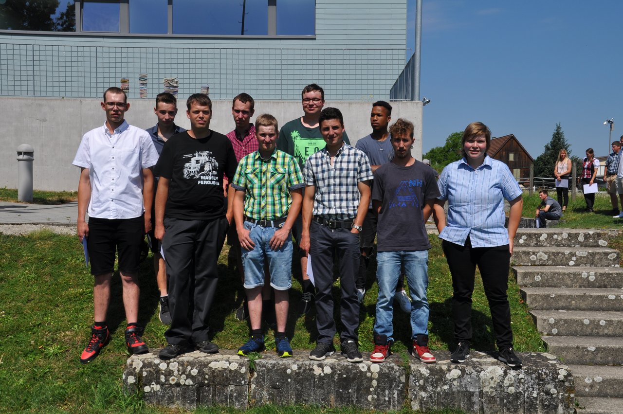 Frisch diplomiert: 10 Agrarpraktiker und 1 Agrarpraktikerin EBA am BBZ Arenenberg.