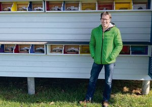 Imker Stefan Bernet vor seinem Hauptbienenhaus in Gommiswald. Noch sind wenige Bienen unterwegs.(Bild Alexandra Stückelberger)