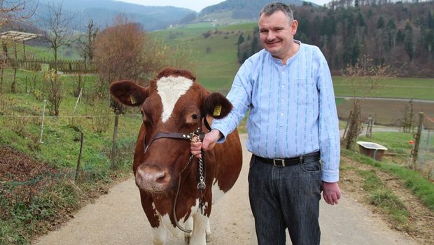 Andreas Haas mit seiner erfolgreichsten Kuh, der 14 Jahre alten Baccala Meril, der dritten 100‘000er-Kuh aus seinem Stall. (Bild Benildis Bentolila)