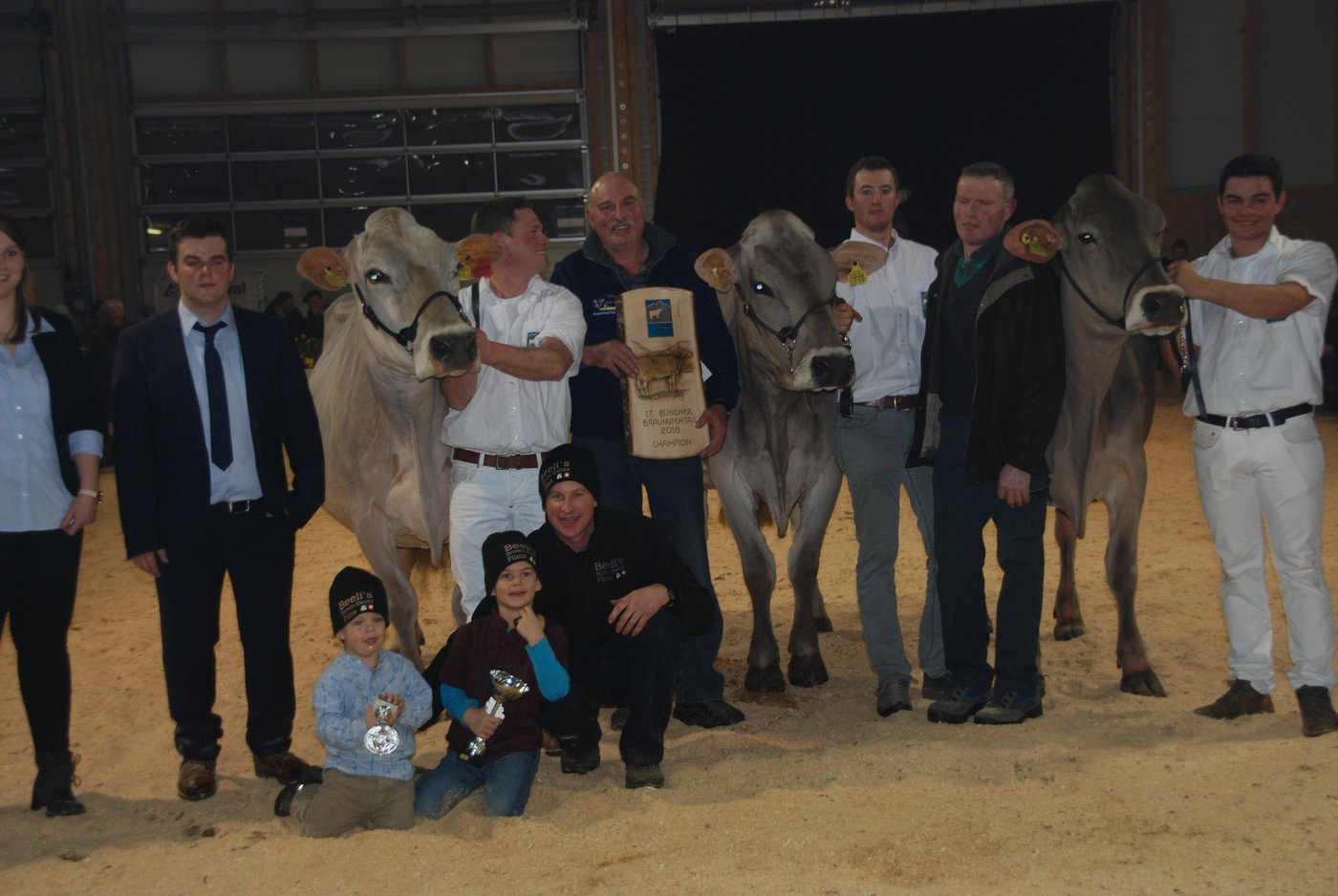 Champion-Wahl (v.l.n.r.): Jongleur Jessy (2. Platz) von Christian Beeli, Glenner Mimosa (1. Platz) der Gebrüder Lötscher und Salomon Salome (3. Platz) von Florian und Silvia Schamaun.