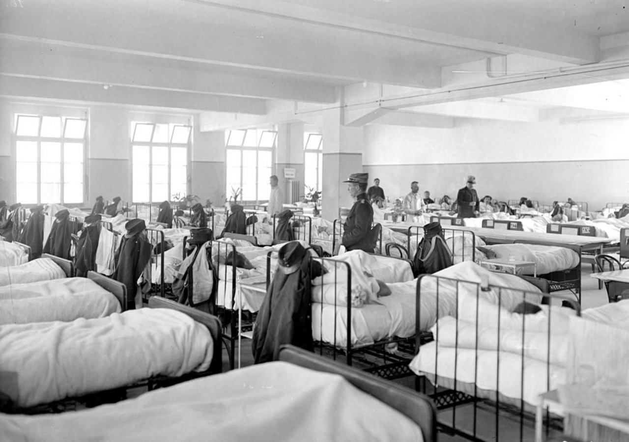 Auch während der Pandemie herrschte Ordnung im Spital: Ein Blick in den grossen Krankensaal der Etappensanitätsanstalt Zofingen. (Bild Schweizerisches Bundesarchiv)