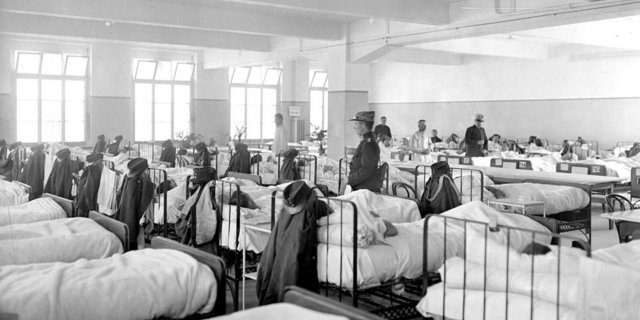 Auch während der Pandemie herrschte Ordnung im Spital: Ein Blick in den grossen Krankensaal der Etappensanitätsanstalt Zofingen. (Bild Schweizerisches Bundesarchiv)