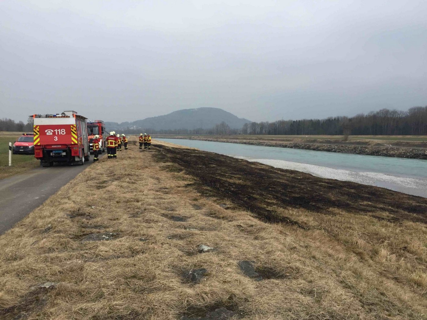 In Oberriet SG entfachten vermutlich weggeworfene Zigaretten einen Brand im Wiesland. (Bild Kapo St. Gallen)