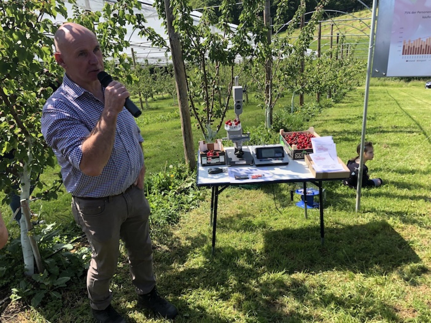 Peter Stuber, Verantwortlicher Früchteeinkauf und Beratung bei der Firma Tobi Seeobst, erklärt, wie mit dem Gerät die Festigkeit gemessen werden kann und wie die ermittelten Werte eingestuft werden müssen. 