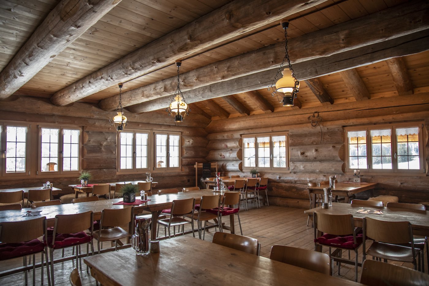 Gemütliche Alp-Beiz: Die Rundholzstube fasst bis zu 150 Personen.