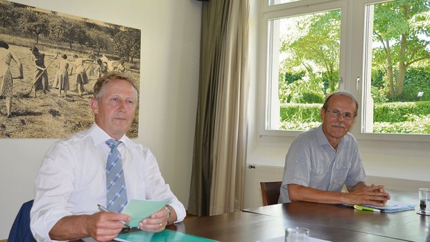Präsident Markus Hausammann (links) und Geschäftsführer Werner Aus der Au informierten zu den behandelten Gesuchen und zum Geschäftsgang der Thurgauer Genossenschaft für landwirtschaftliche Investitionskredite und Betriebshilfe. (Bild Isabelle Schwander)
