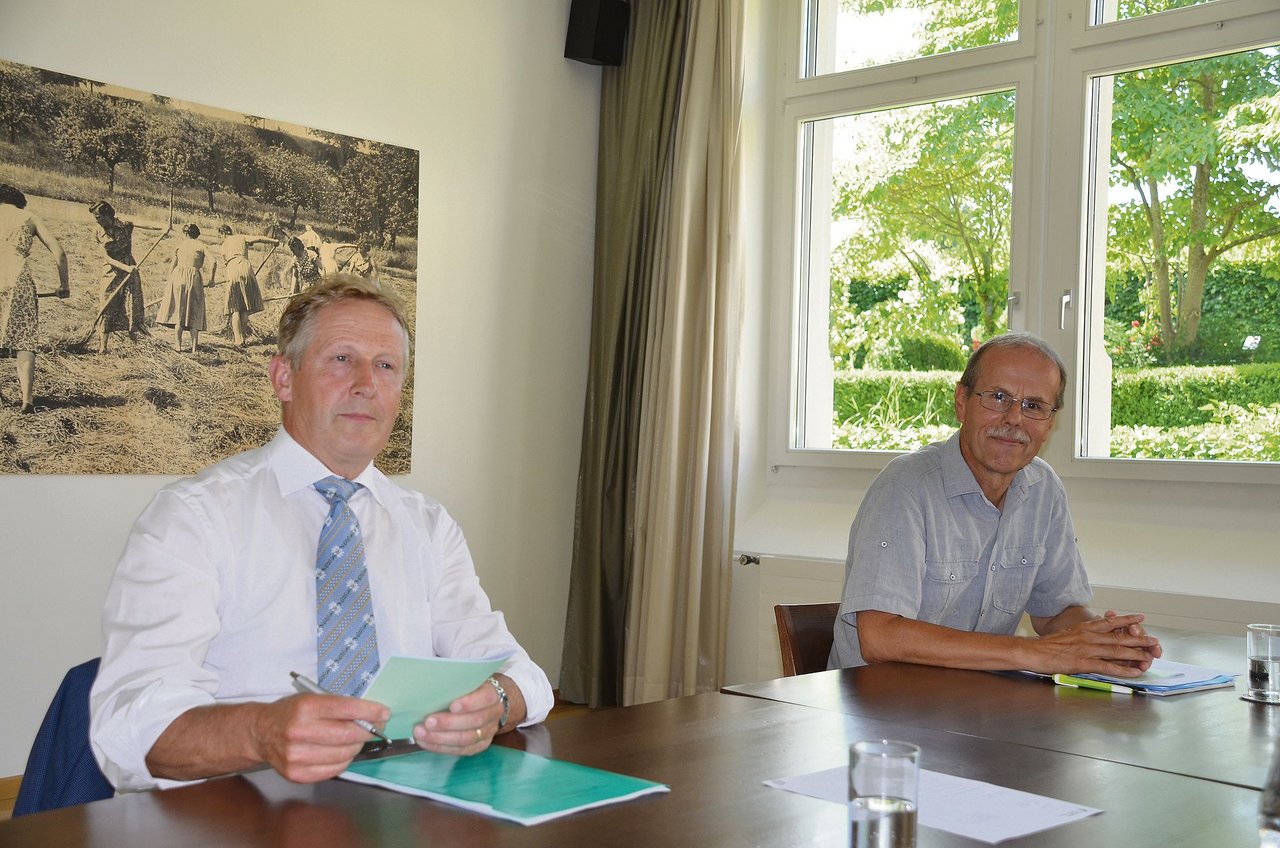 Präsident Markus Hausammann (links) und Geschäftsführer Werner Aus der Au informierten zu den behandelten Gesuchen und zum Geschäftsgang der Thurgauer Genossenschaft für landwirtschaftliche Investitionskredite und Betriebshilfe. (Bild Isabelle Schwander)