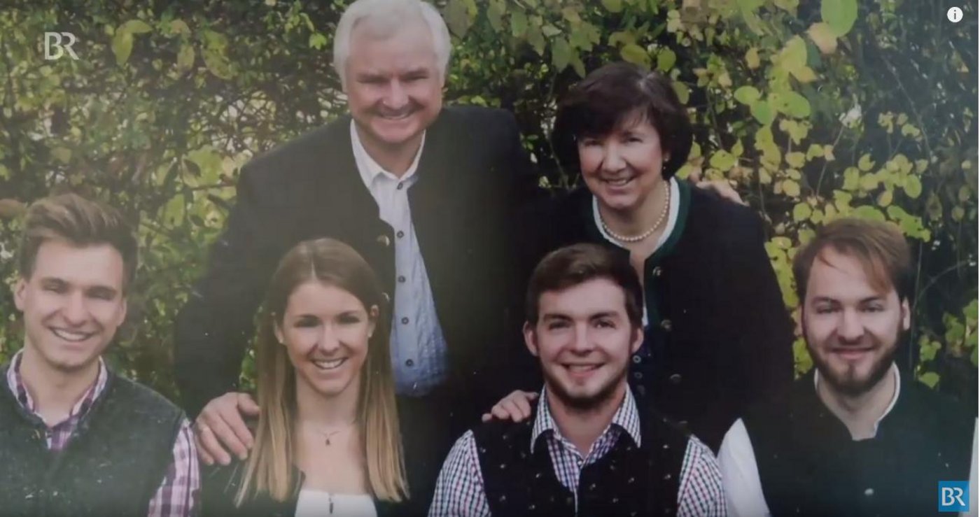 Die vier Kinder der Familie Rothmoser haben sich in ganz verschiedene Richtungen entwickelt. Jeder soll nun das vom Erbe bekommen, was ihm am meisten bringt. (Bild Youtube)