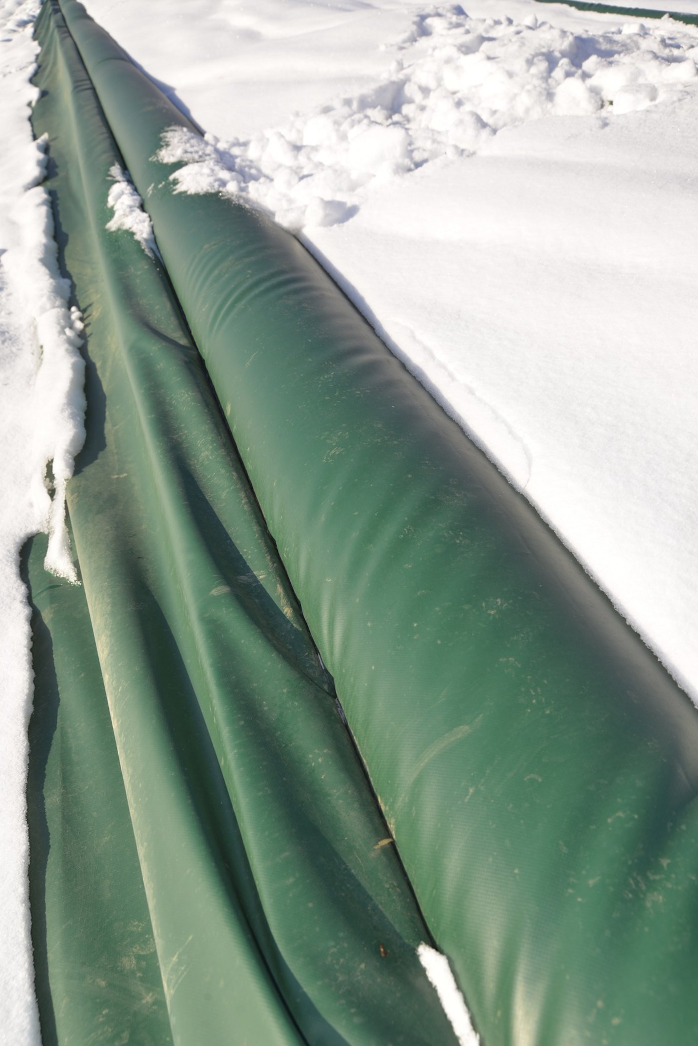 Das Abdecktuch wird mit darin integrierten Schläuchen beschwert.