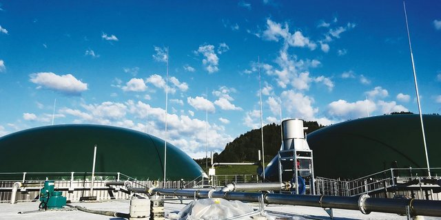 Biogasanlagen leisten einen wichtigen Beitrag zur Stromproduktion, helfen aber auch die Ammoniak-Emissionen zu senken und damit die Umweltbilanz der Landwirtschaft zu verbessern.(Bild aem)