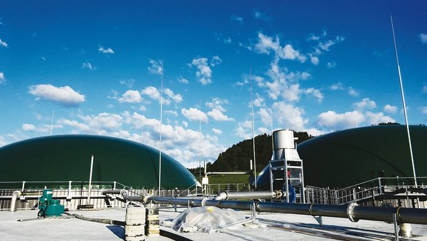 Biogasanlagen leisten einen wichtigen Beitrag zur Stromproduktion, helfen aber auch die Ammoniak-Emissionen zu senken und damit die Umweltbilanz der Landwirtschaft zu verbessern.(Bild aem)