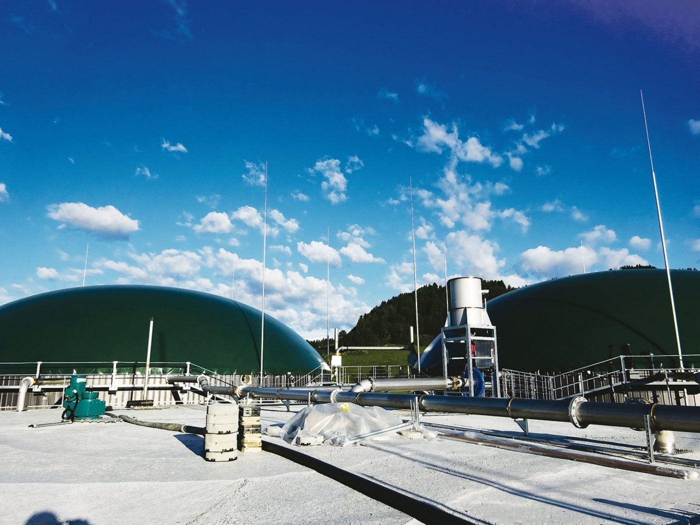 Biogasanlagen leisten einen wichtigen Beitrag zur Stromproduktion, helfen aber auch die Ammoniak-Emissionen zu senken und damit die Umweltbilanz der Landwirtschaft zu verbessern.(Bild aem)