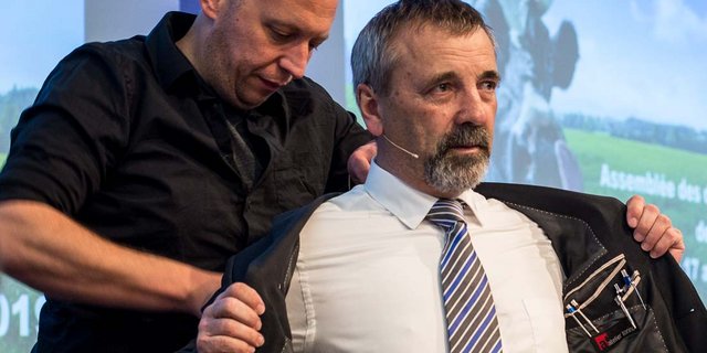 SMP-Präsident Hanspeter Kern lässt sich vor der DV das Mikrofon einrichten. (Bild hja)