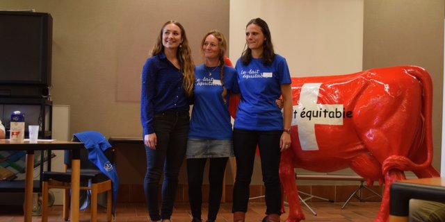 Freuen sich über die neuen Faireswiss-Produkte: Grafikerin Aline Deschenaux, Anne Chenevard, Präsidentin der neuen Genossenschaft und Berthe Darras, Sekretariat Uniterre. (Bild Sabine Guex) 