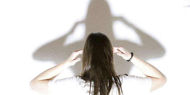 «Mental Load», das Gedankenkarussell im Kopf rund um Familie, Haushalt, Beziehungspflege und Organisation des Tagesgeschäfts kann die eigene Gesundheit und das ganze Familiensystem belasten.