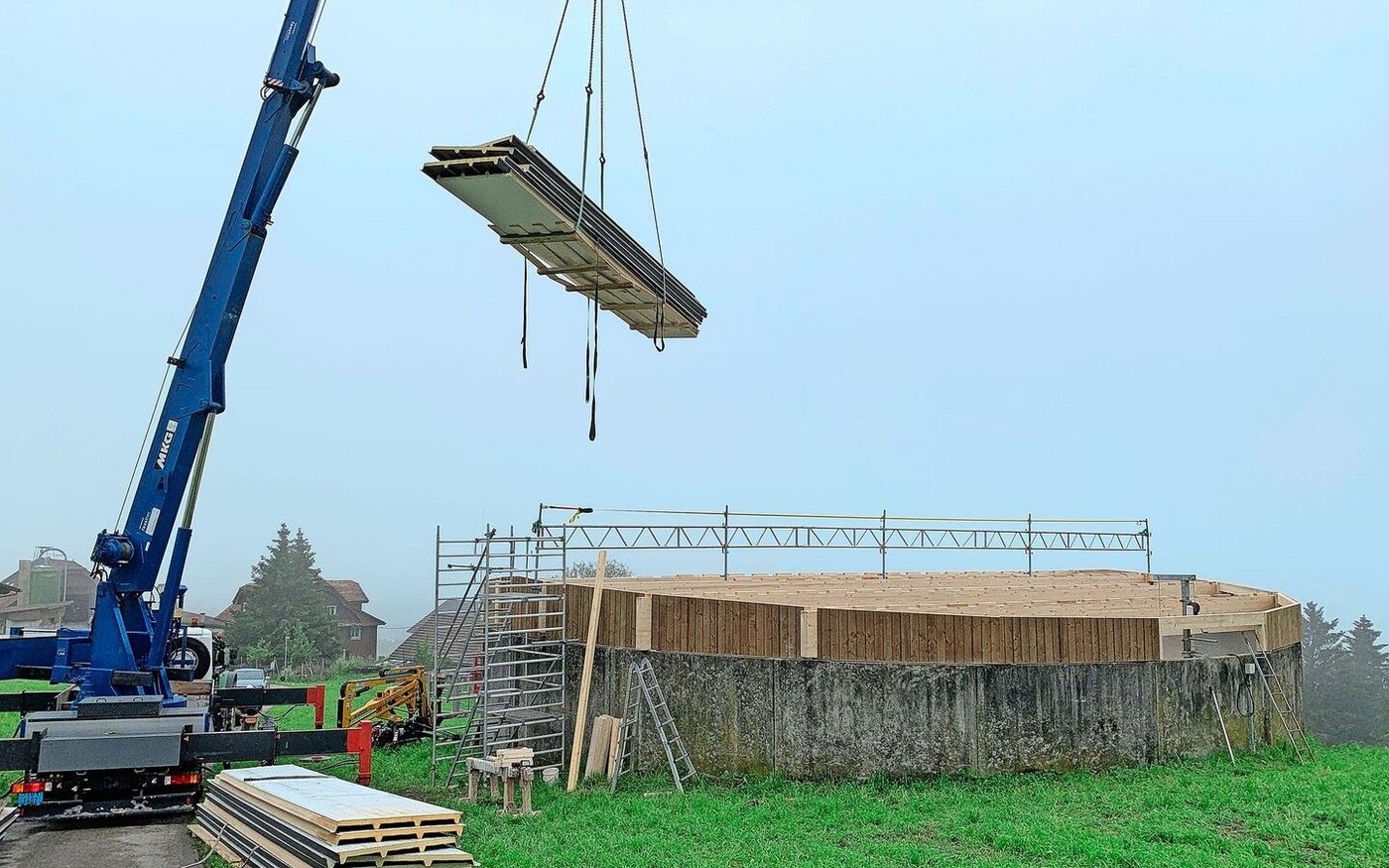Als Baumaterial neben Beton weit verbreitet: Abdeckung von Güllesilos mit Holzelementen. Noch sind viele der 1200 Luzerner Güllelager nicht abgedeckt. 