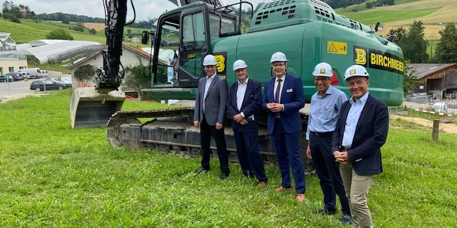 Vorfreude auf das neue Projekt (v.l.n.r.): Daniel Suter, Fricker Gemeindeammann, Martin Ott, Präsident des FiBL-Stiftungsrats, Knut Schmidtke, Direktor für Forschung, Extension und Innovation des FiBL Schweiz, Michael Zehnder, Geschäftsführer der Birchmeier Baumanagement AG und Josef Burri, Leiter Strategie und Planung des Kantons Aargau. (akr)