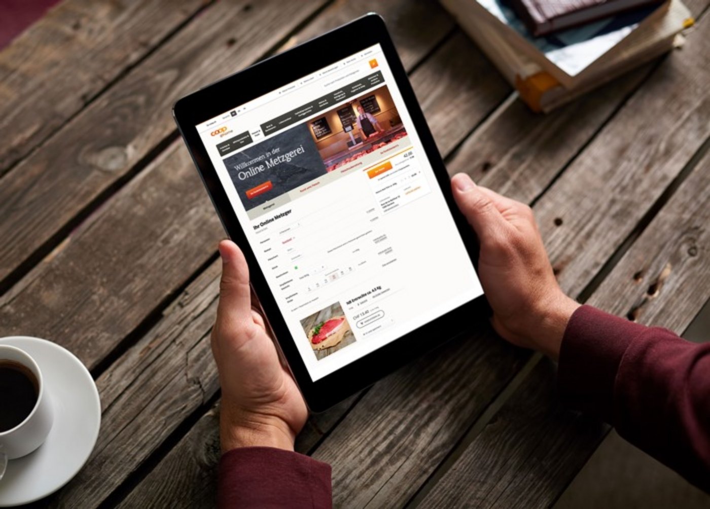 Unter www.coopathome.ch können Kundinnen und Kunden nach individuellen Wünschen ihr Fleisch zuschneiden lassen - genau wie in der Coop-Metzgerei. (Bild Coop) 