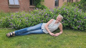 Einfach so entspannt rumliegen kommt bei Lisbeth Arnbjerg nicht häufig vor: Die 56-Jährige bewirtschaftet mit Mann, Sohn und drei Angestellten einen Hof in Olgod, einem Ort im Westen des dänischen Jütlands. 