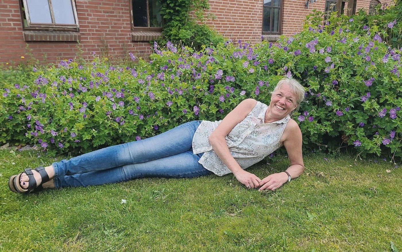 Einfach so entspannt rumliegen kommt bei Lisbeth Arnbjerg nicht häufig vor: Die 56-Jährige bewirtschaftet mit Mann, Sohn und drei Angestellten einen Hof in Olgod, einem Ort im Westen des dänischen Jütlands. 