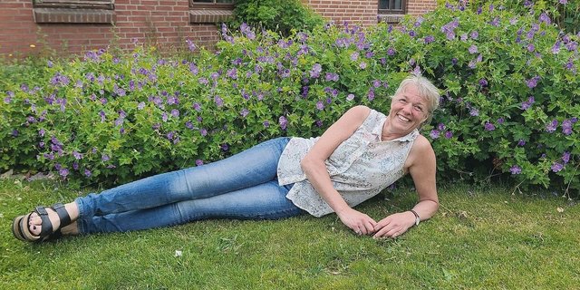 Einfach so entspannt rumliegen kommt bei Lisbeth Arnbjerg nicht häufig vor: Die 56-Jährige bewirtschaftet mit Mann, Sohn und drei Angestellten einen Hof in Olgod, einem Ort im Westen des dänischen Jütlands. 