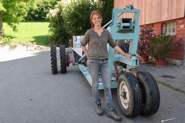 Kathrin Frei führt ihre hydraulische Baumleiter vor, die ihr Mann Lukas eigens für sie gebaut hat. «Die einzige mit elektrischem Antrieb.» (Bilder Esther Thalmann)