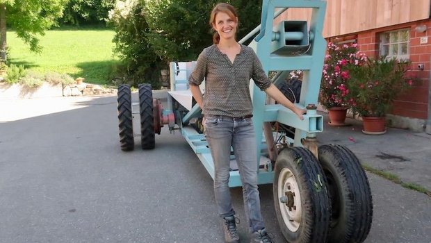 Kathrin Frei führt ihre hydraulische Baumleiter vor, die ihr Mann Lukas eigens für sie gebaut hat. «Die einzige mit elektrischem Antrieb.» (Bilder Esther Thalmann)