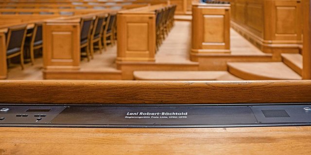 Leni Robert-Bächtold war die erste Regierungsrätin des Kantons Bern. Ihr Name ziert nun die Pultfläche an ihrem damaligen Sitzplatz im Grossratssaal. 