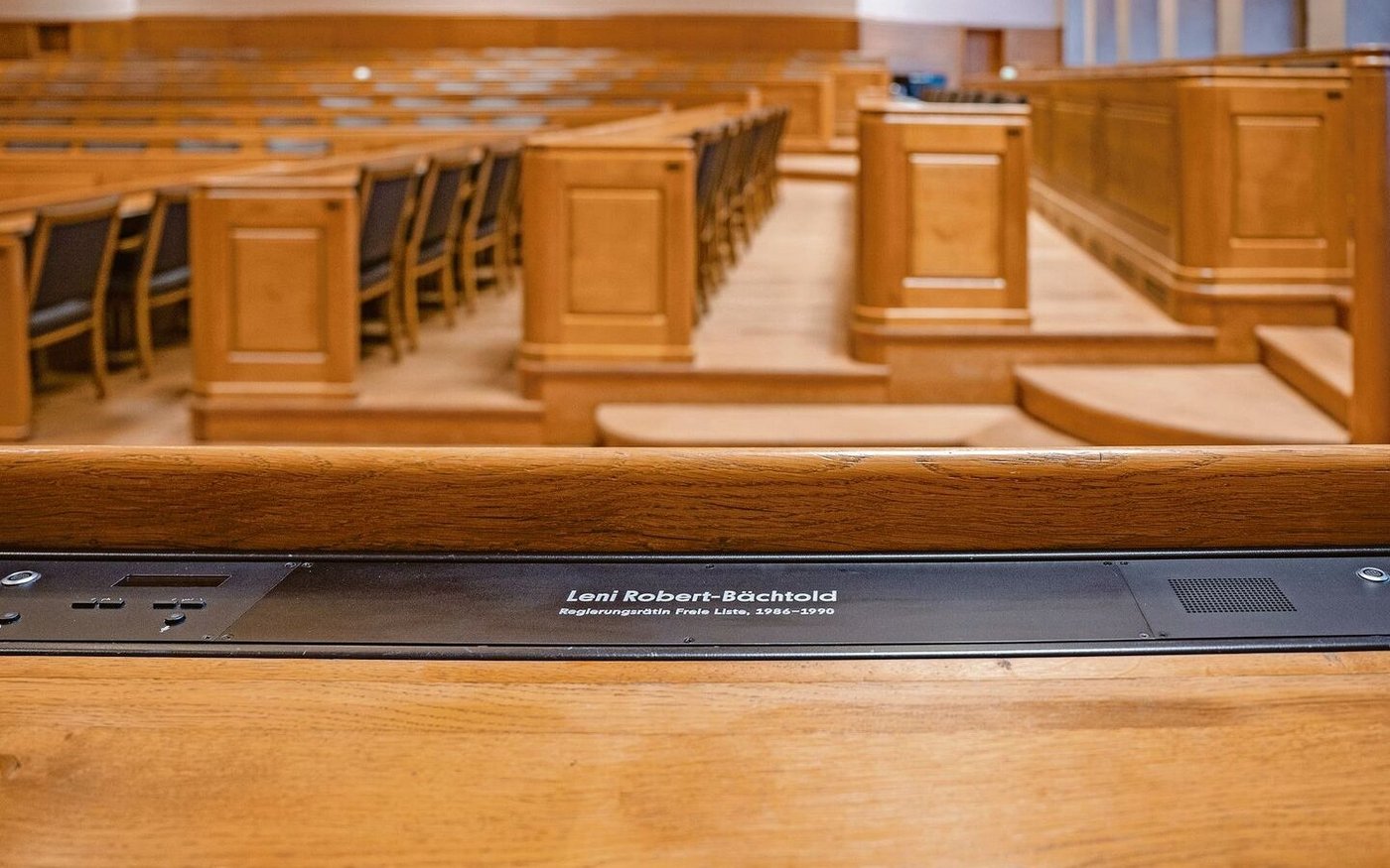 Leni Robert-Bächtold war die erste Regierungsrätin des Kantons Bern. Ihr Name ziert nun die Pultfläche an ihrem damaligen Sitzplatz im Grossratssaal. 