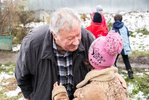 Peter Murri bei einer der vielen Begegnungen in der Ukraine. Für viele Menschen ist der pensionierte Meisterbauer aus dem Emmental so etwas wie der Weihnachtsmann. 