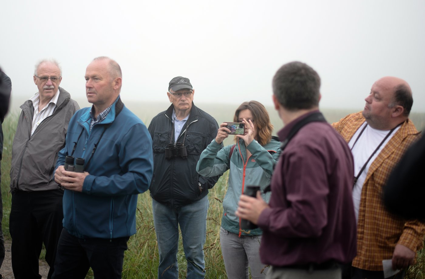 Andreas Aebi in der blauen Jacke bei der Besichtigung der Kiebitzkolonie. Der Nationalratspräsident und Landwirt engagiert sich auf seinem Hof, aber auch sonst stark für Vögel. (Bild Lucas Lombardo/BirdLife Schweiz)