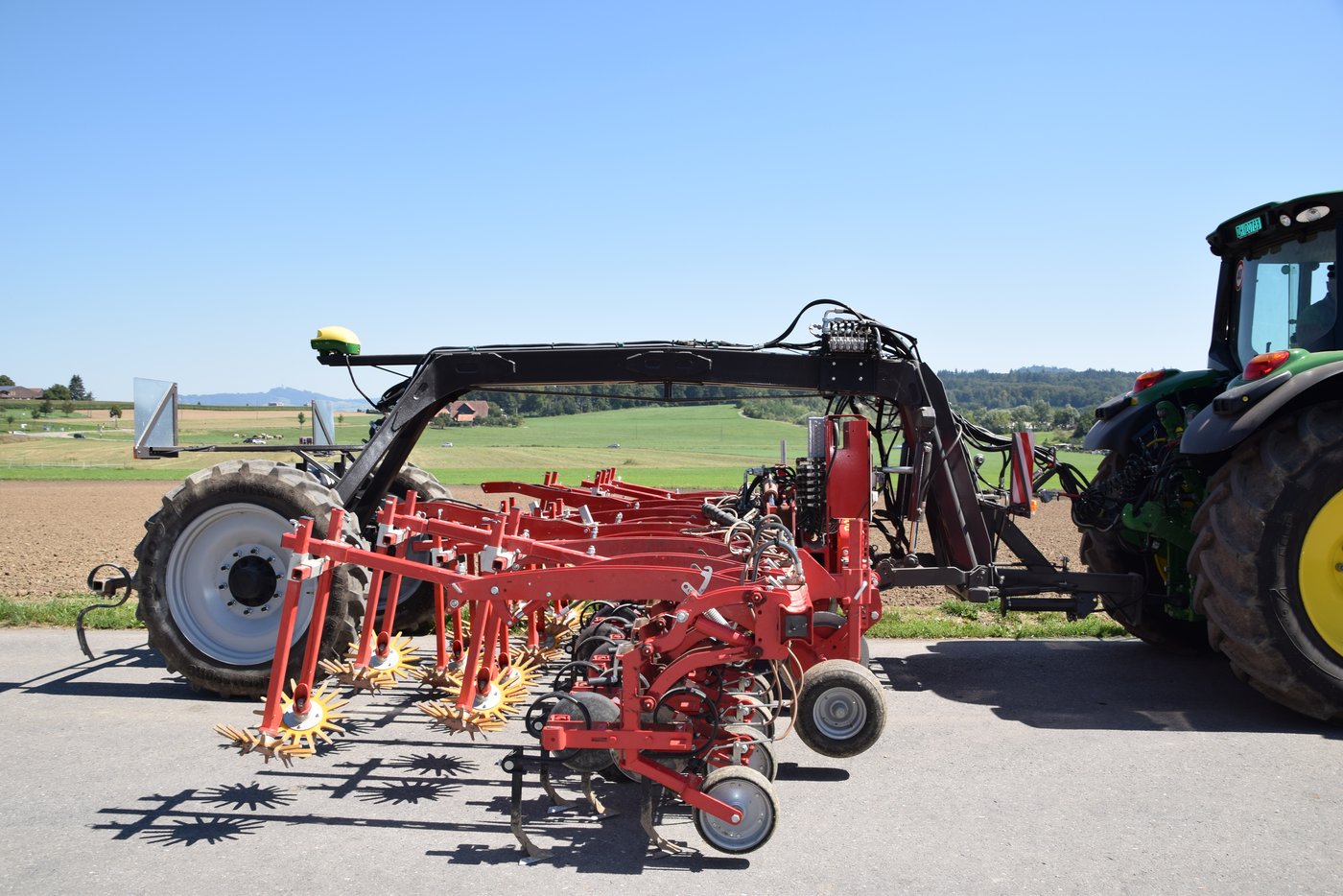 Seitenansicht des Trägerfahrzeugs mit dem angehängten Hackgerät. (Bild BauernZeitung/Sera J. Hostettler)