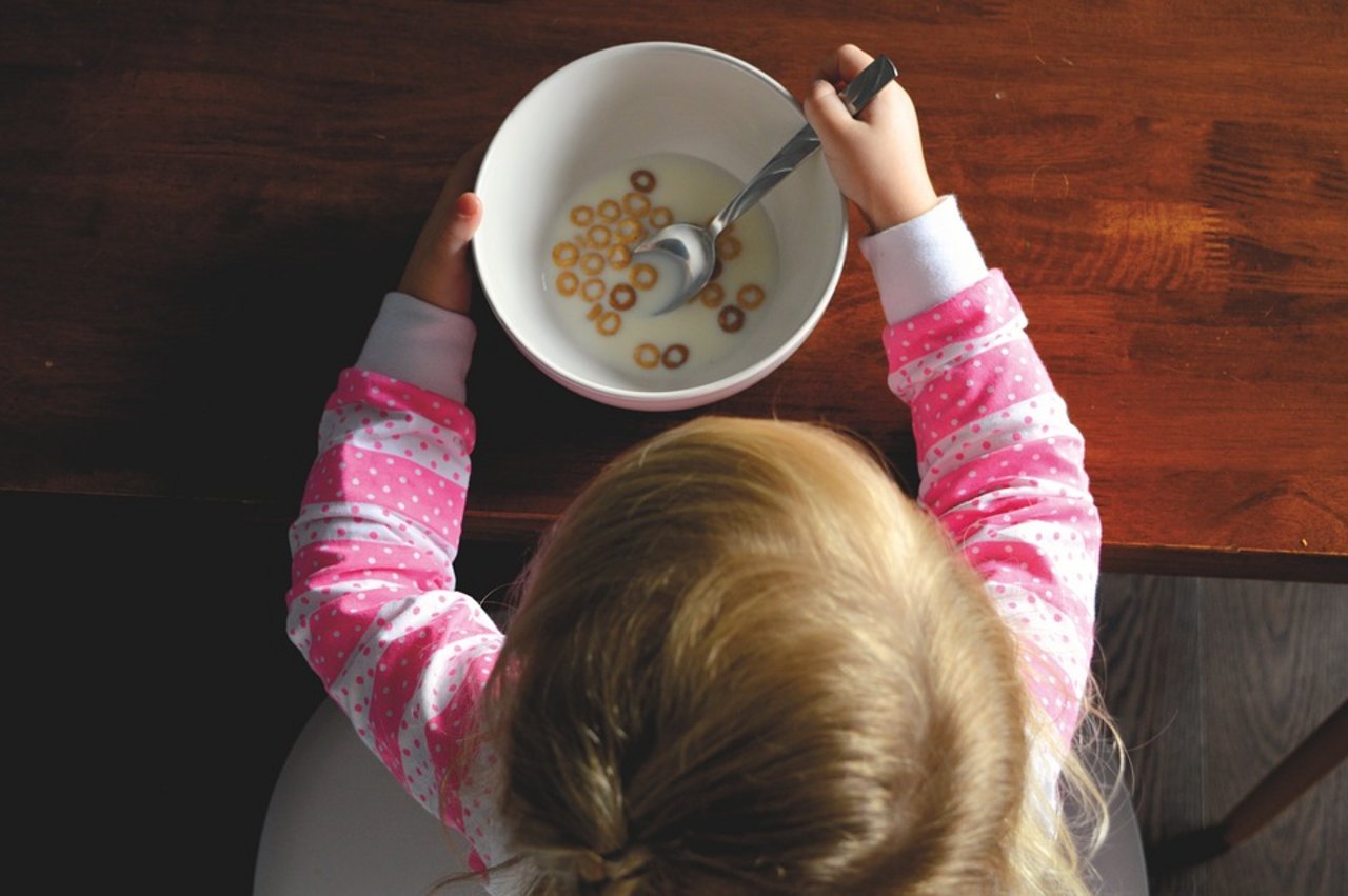 Kleinkind isst Frühstücksflocken mit Milch: Handelt es sich dabei um Rohmilch von einem Bauernhof, muss diese immer abgekocht werden. (Symbolbild Pixabay)