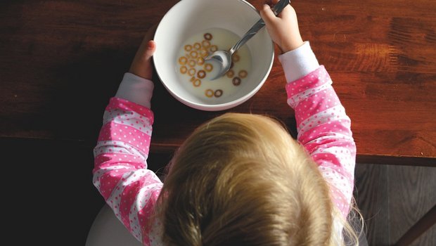 Kleinkind isst Frühstücksflocken mit Milch: Handelt es sich dabei um Rohmilch von einem Bauernhof, muss diese immer abgekocht werden. (Symbolbild Pixabay)