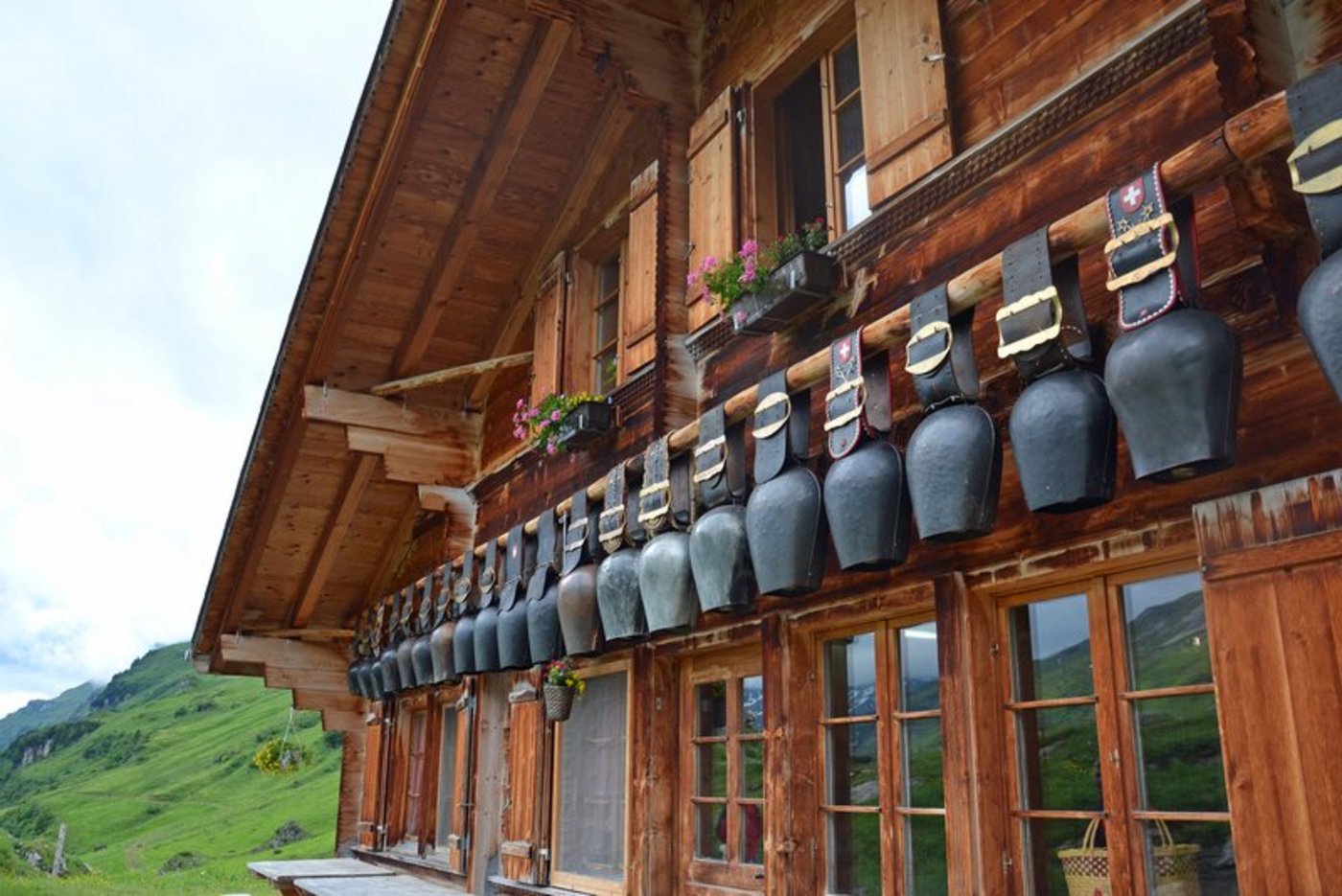 Alp Baumgarten, Hasliberg BE: Die Fahrtreicheln, der Stolz der Bauern, sind an der Front der Alphütte aufgereiht. (Bild BauZ)